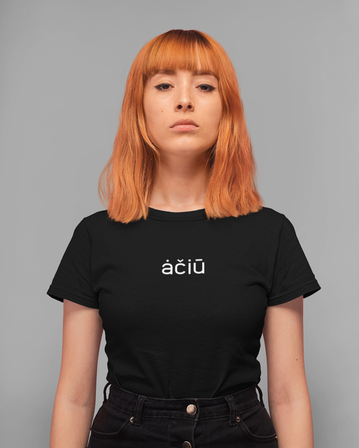 Mergina pozuoja su lietuviškos atributikos juodais marškinėliais su žodžiu „ačiū“ išreiškiant tautišką dėkingumo žinutė.