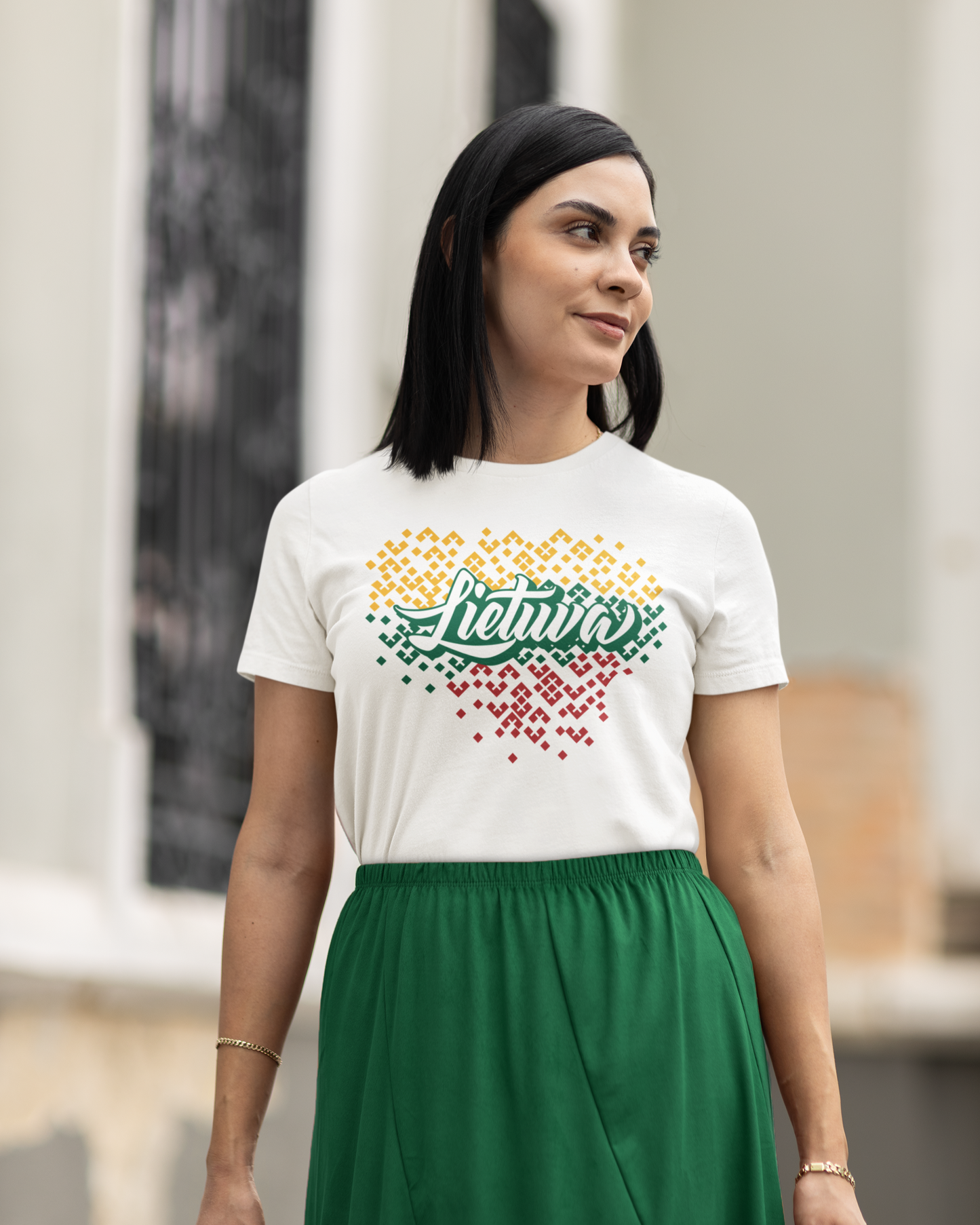 Moteris dėvi šiuolaikiško patriotiško stiliaus baltus marškinėlius su „Lietuva“ kaligrafija ir Lietuvos žemėlapio kontūru