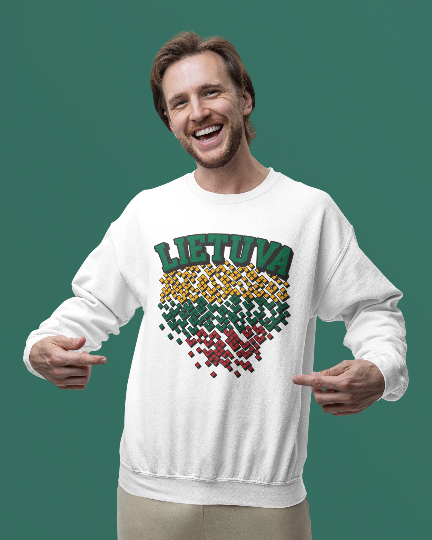 Vyras apsirengęs baltą džemperį su spauda - Lietuvos trispalvė nuspalvinta ant tautinių fragmentų, viršuje užrašas „Lietuva“