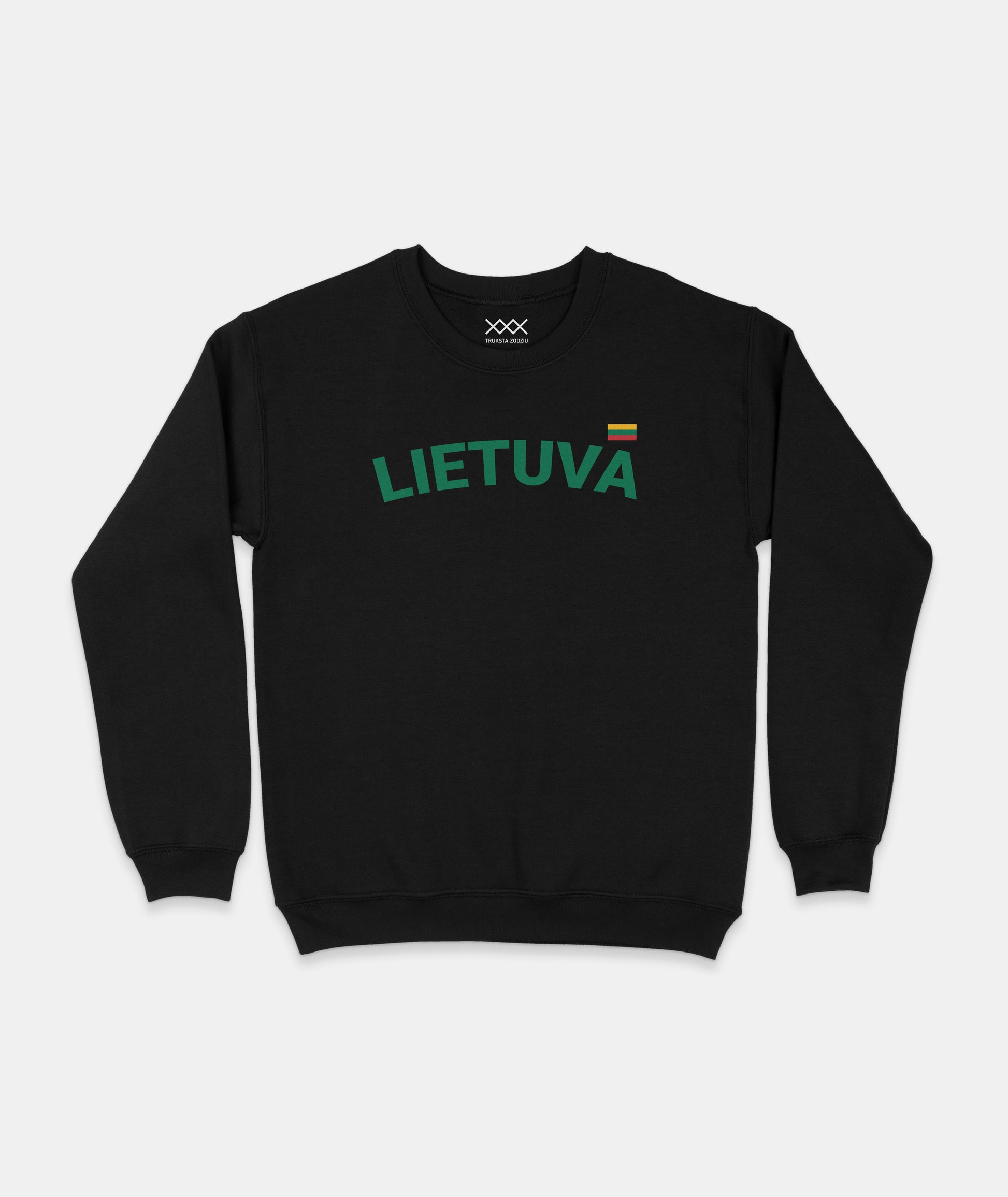 Klasikinis juodas džemperis su kontrastingu lenktu žaliu užrašu „LIETUVA“ ir trispalve viršutiniame dešiniajame kampe