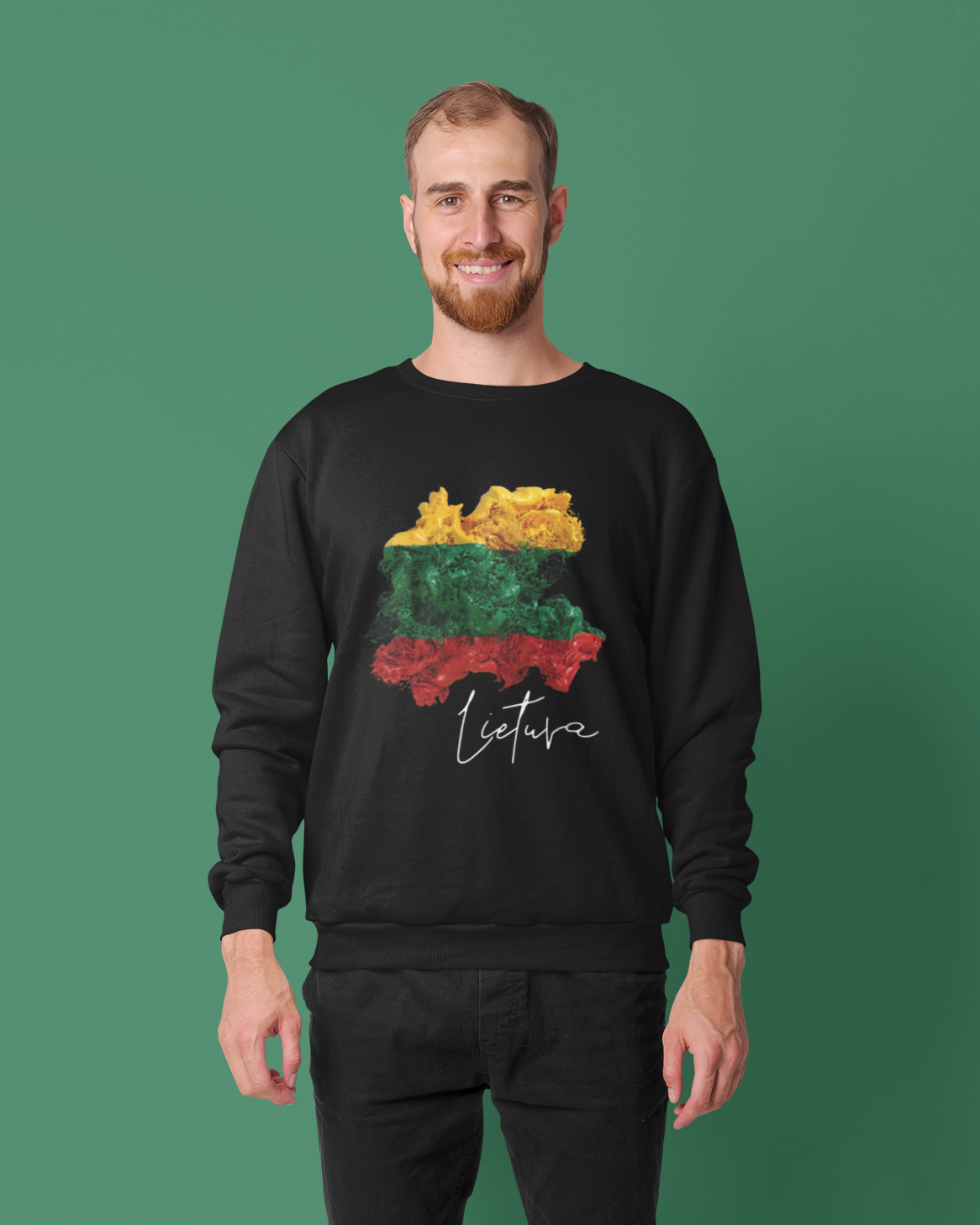 Vyras su lietuvišku juodu džemperiu, dekoruotu išskirtiniu dažų siluetu, užpildytu trispalvės spalvomis ir užrašu „Lietuva“