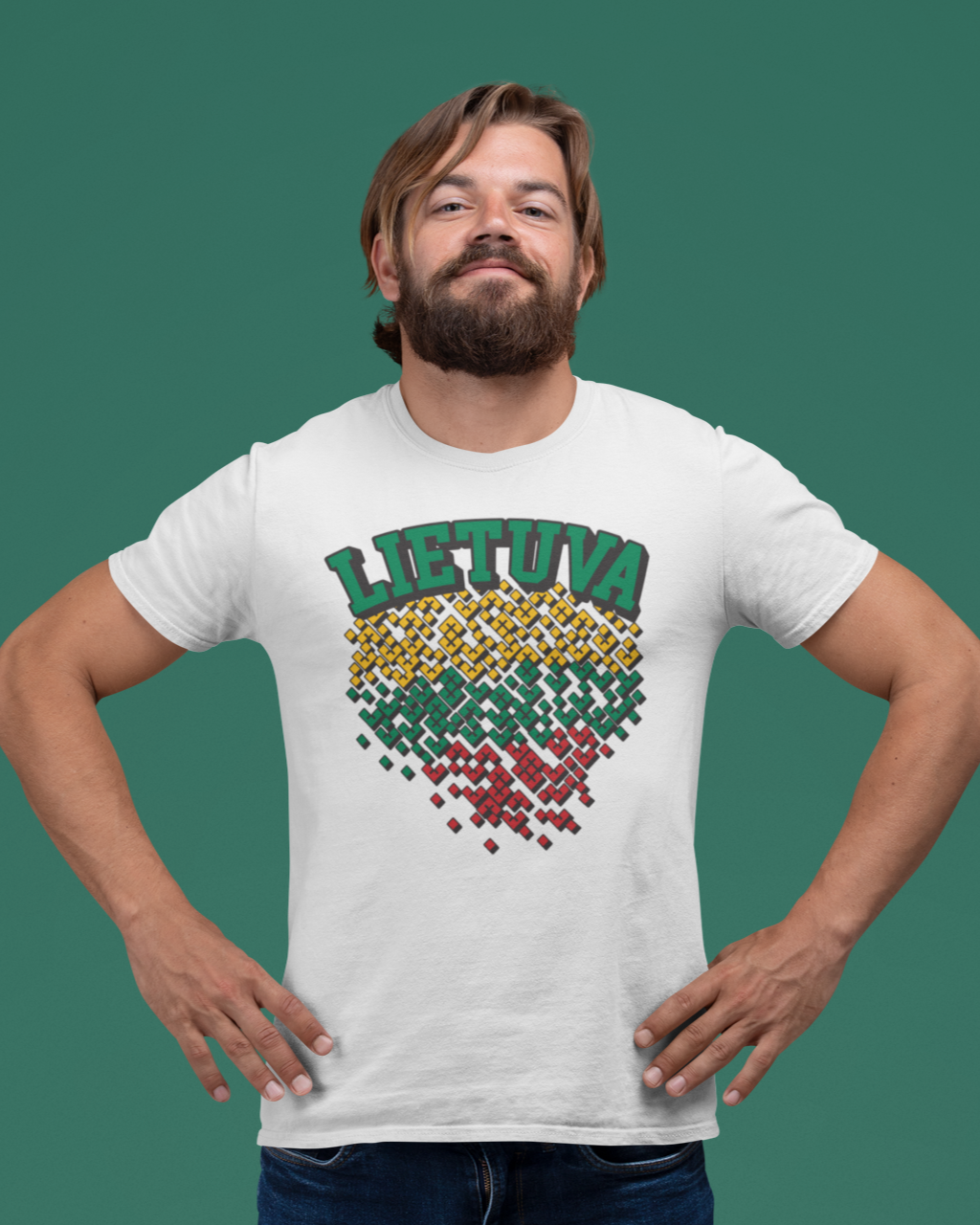 Barzdotas vyras dėvi baltus marškinėlius su užrašu „Lietuva“ ir Lietuvos vėliavos spalvomis nuspalvintus tautinius fragmentus