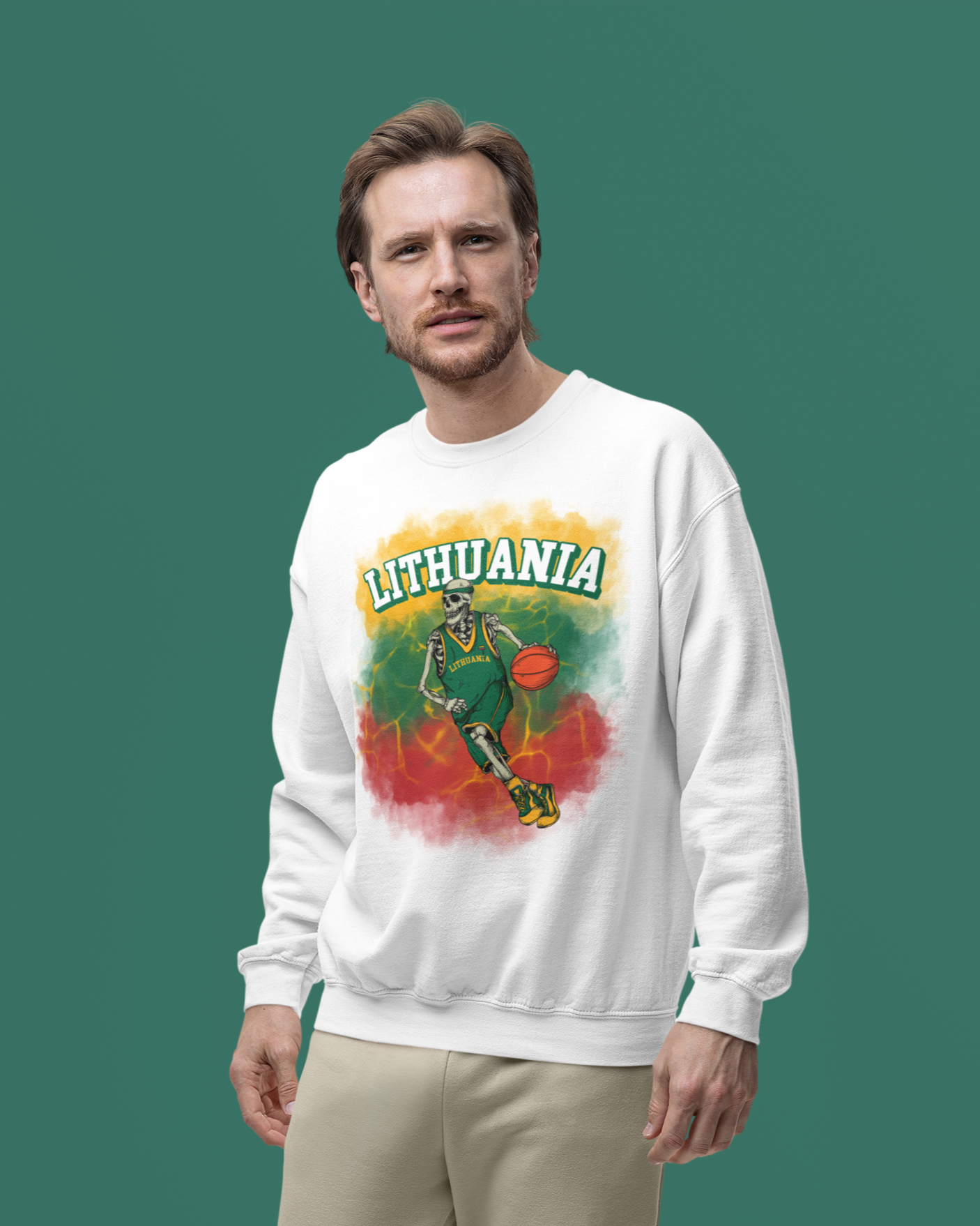 Modelis dėvi baltą lietuviškos atributikos džemperį su trispalvės fonu, ant jo skeletas-krepšininkas ir „Lithuania“ užrašas