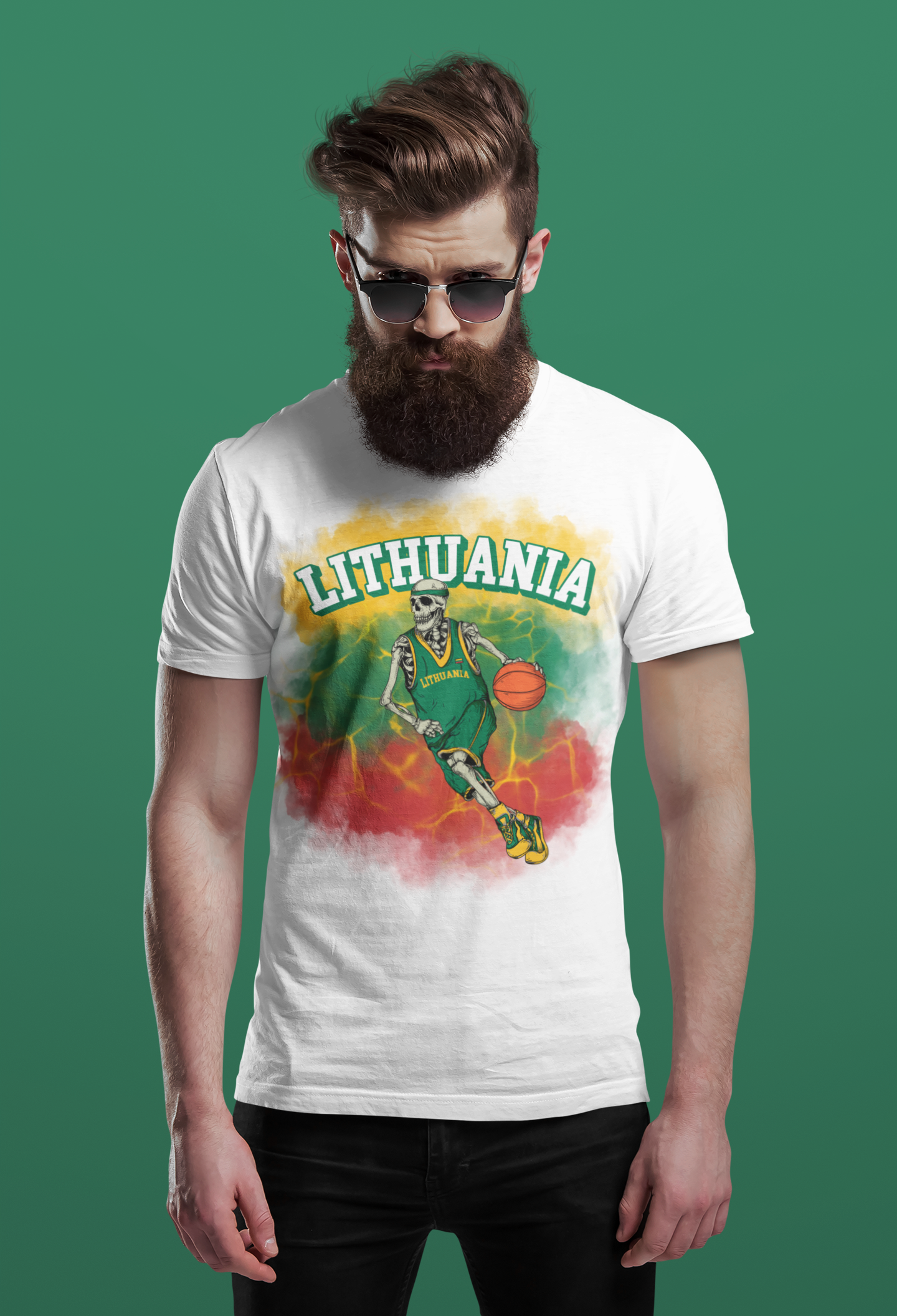 Barzdotas vyras dėvi lietuviškos atributikos baltus marškinėlius su skeletu žaidžiančiu krepšinį ir užrašu „Lithuania“