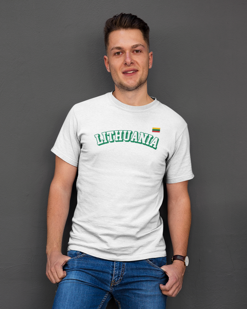 Vyras su baltos spalvos Lietuviškos atributikos marškinėliais, su užrašu „LITHUANIA“ ir maža trispalve, atsirėmęs į sieną