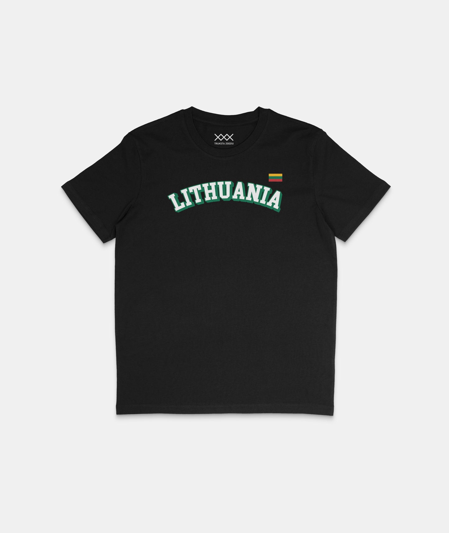 Juodi marškinėliai su užrašu „LITHUANIA“ baltomis raidėmis ir žalios spalvos kontūru, ir minimalistine Lietuvos trispalve