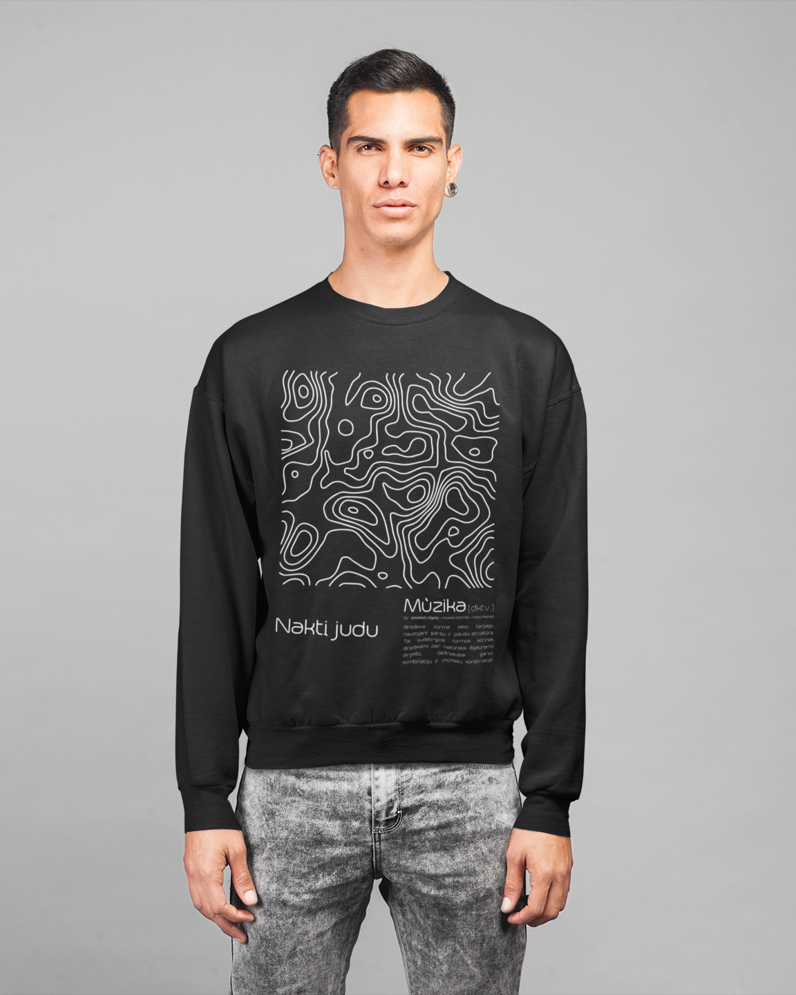 Vyras apsivilkęs jaunatvišku urban stiliaus juodu džemperiu su moderniu dizainu iš topografinių linijų ir žodžiais apie muziką