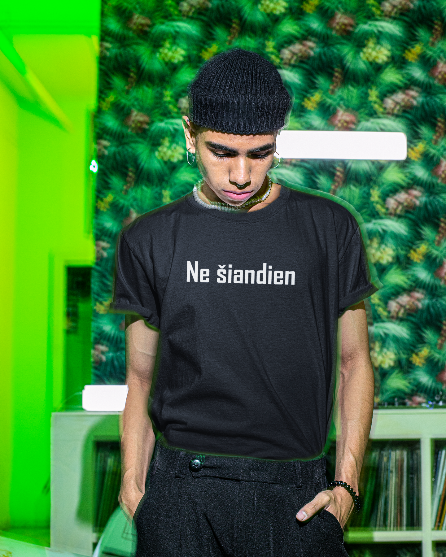 Modelis tropinio fono aplinkoje, vilkintis juodus marškinėlius su užrašu Ne šiandien - stilingas lietuviškas marškinėlis