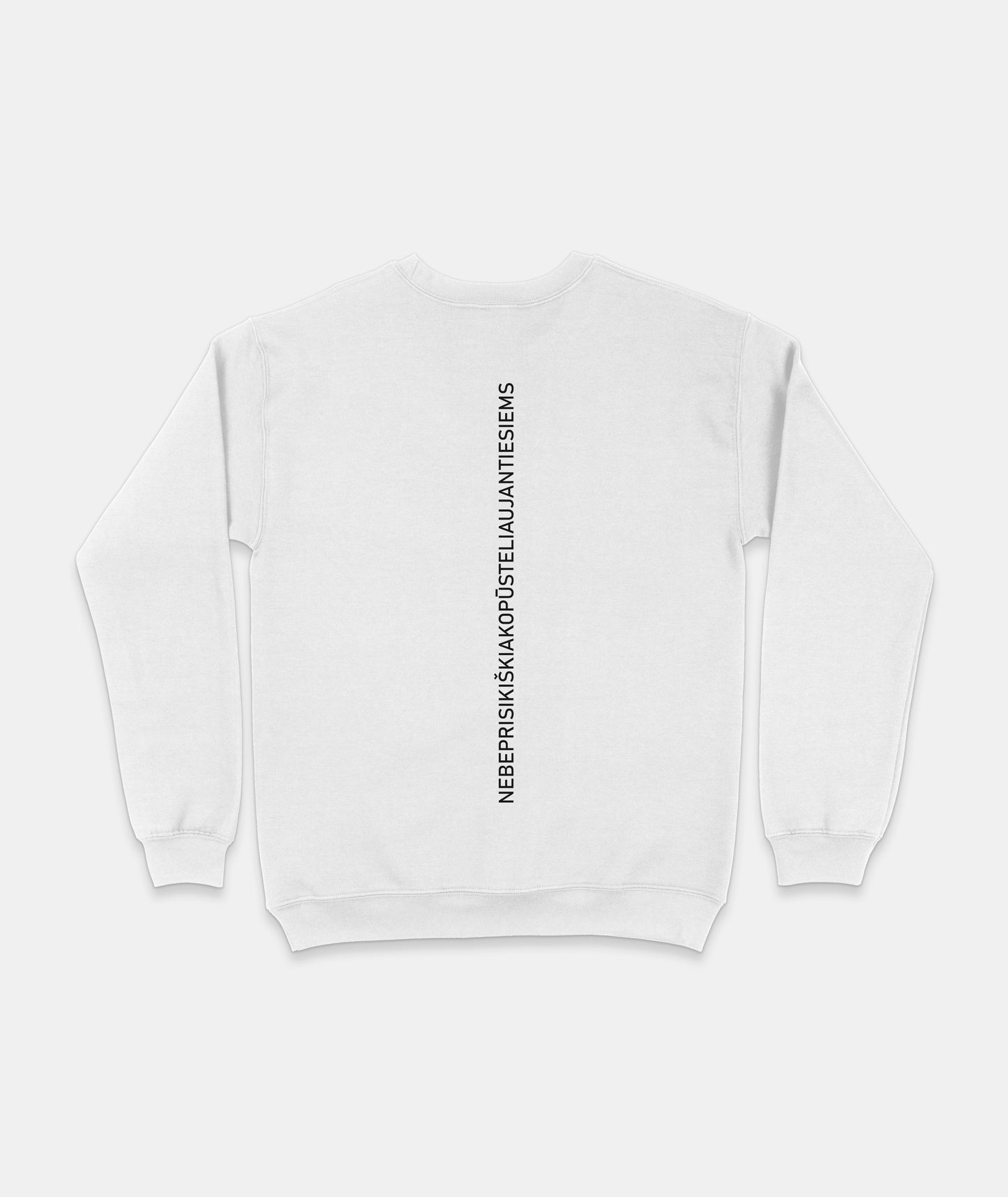 Baltas džemperis su juodu vertikaliu tekstu per nugaros centrą - „NEBEPRISIKIŠKIAKOPŪSTELIAUJANČIESIEMS“