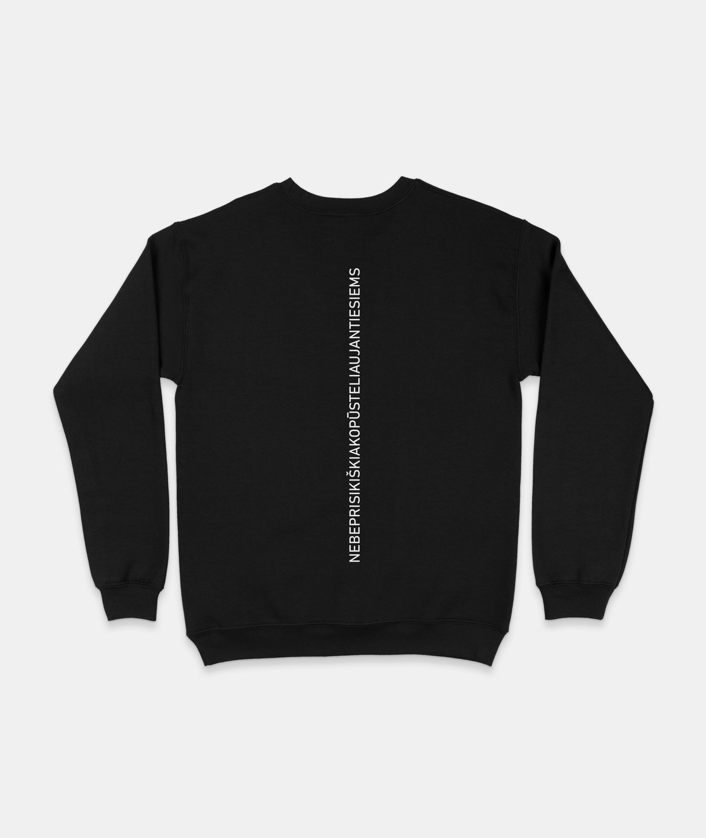Minimalistinio dizaino lietuviškas juodas džemperis su baltu užrašu „NEBEPRISIKIŠKIAKOPŪSTELIAUJANTIESIEMS“ nugaros viduryje
