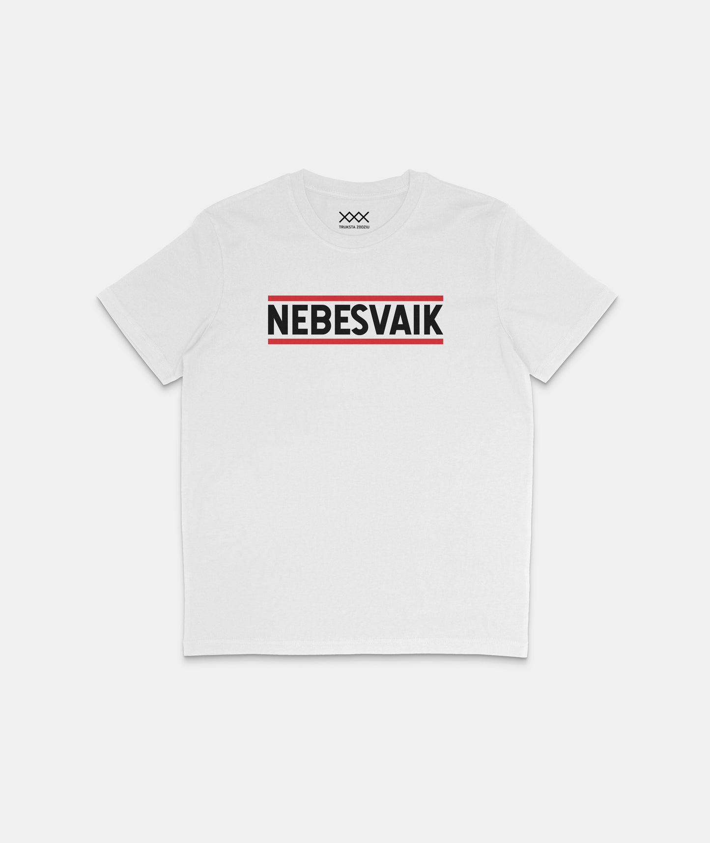 Balti marškinėliai su ryškiu juodu tekstu NEBESVAIK ir raudonomis linijomis, tai stilingas gatvės mados marškinėlis