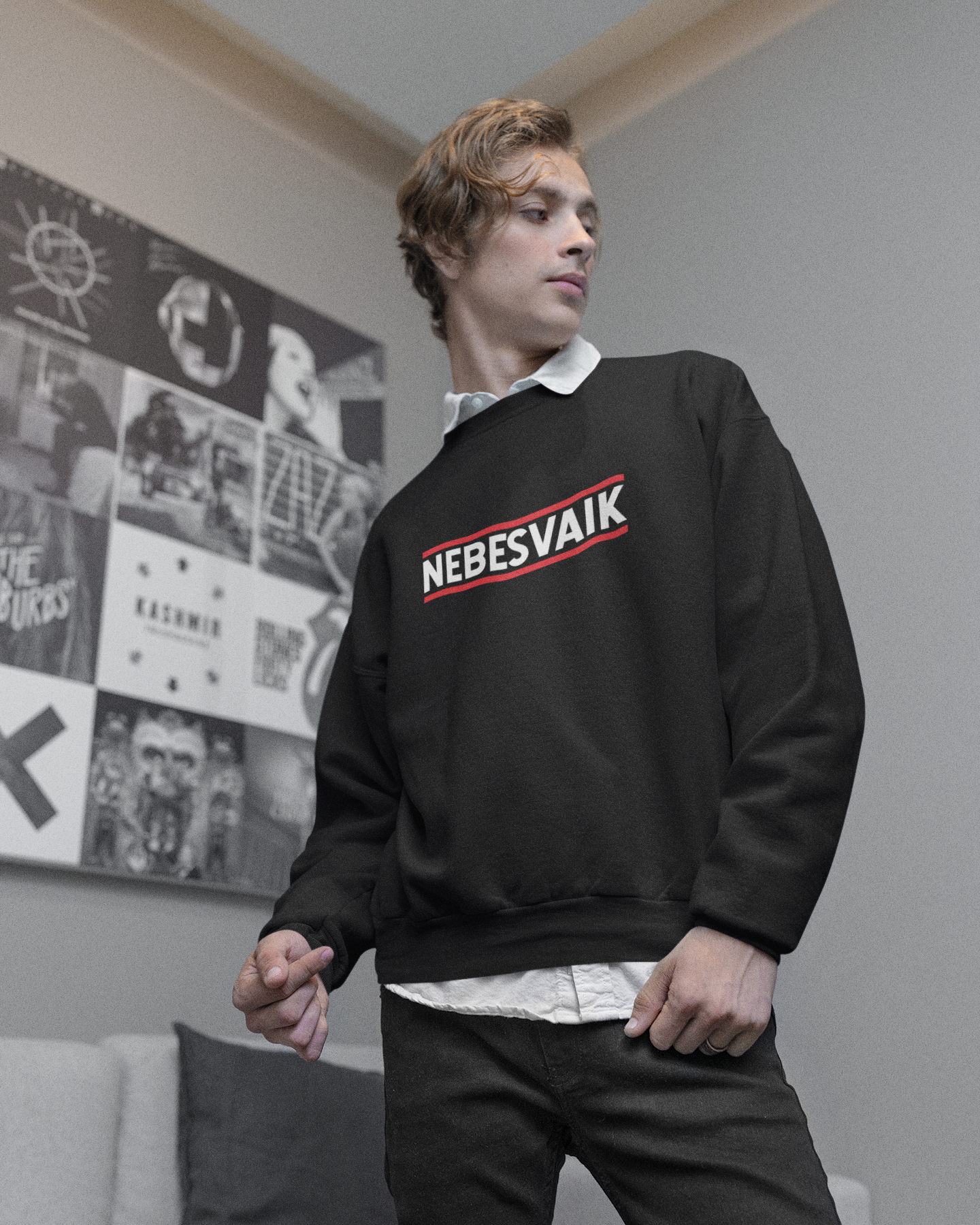 Modelis su juodu lietuvišku streetwear stiliaus džemperiu NEBESVAIK, kuris perteikia drąsią žinutę kasdieniam miesto stiliui