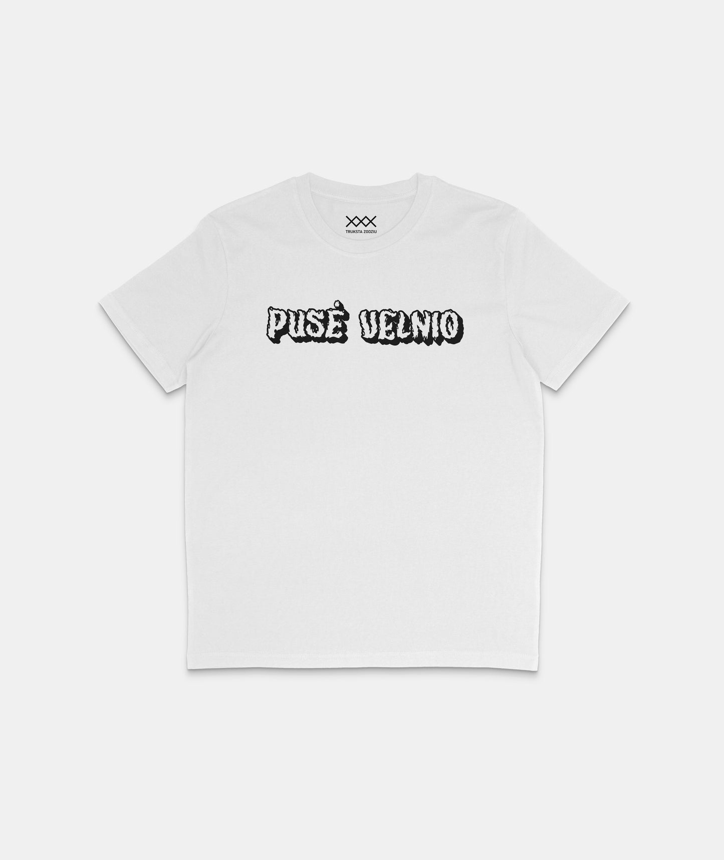 Balti marškinėliai su šmaikščiu lietuvišku užrašu „Pusė velnio“, o juodas liepsnų stiliaus šriftas suteikia žaismingumo.