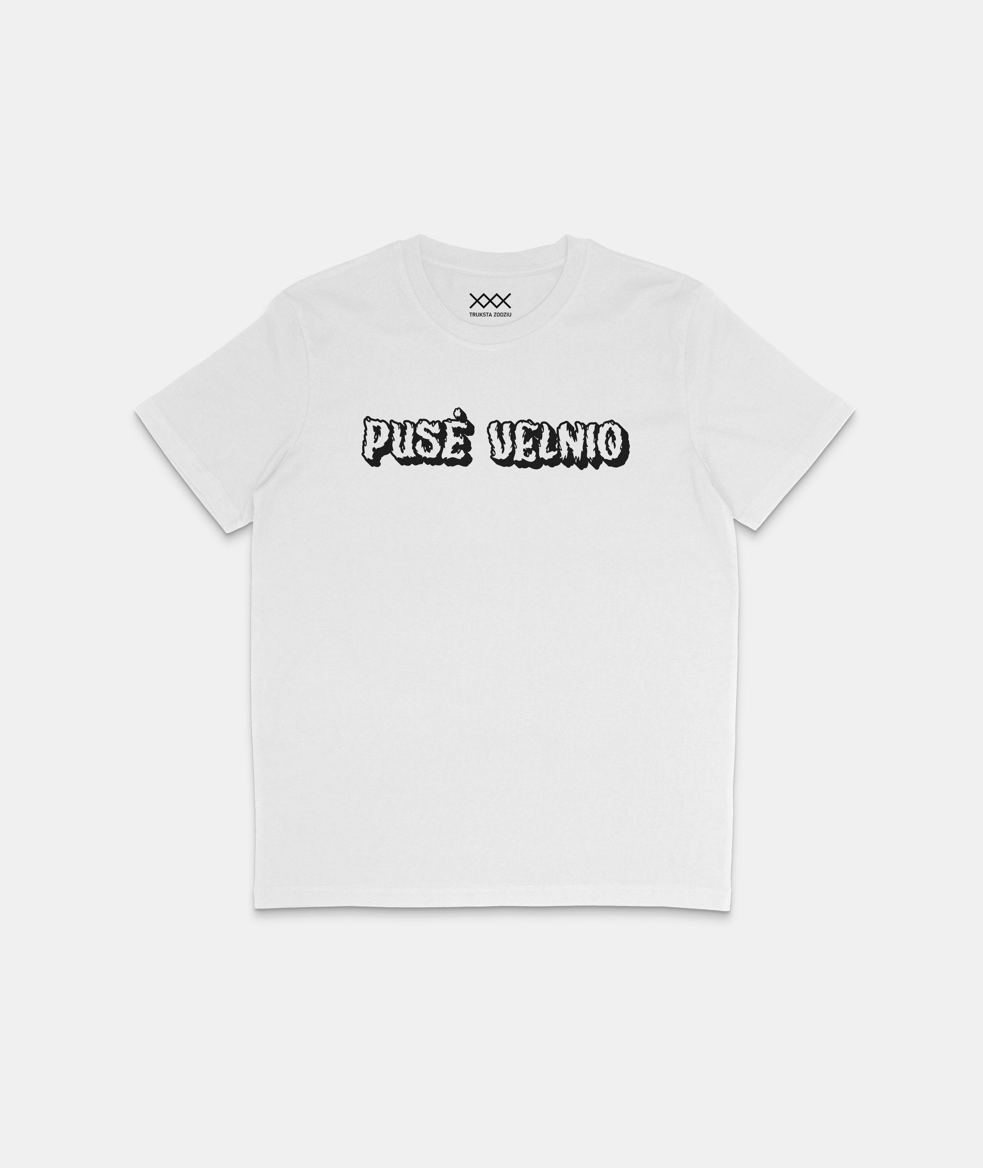 Balti marškinėliai su šmaikščiu lietuvišku užrašu „Pusė velnio“, o juodas liepsnų stiliaus šriftas suteikia žaismingumo.