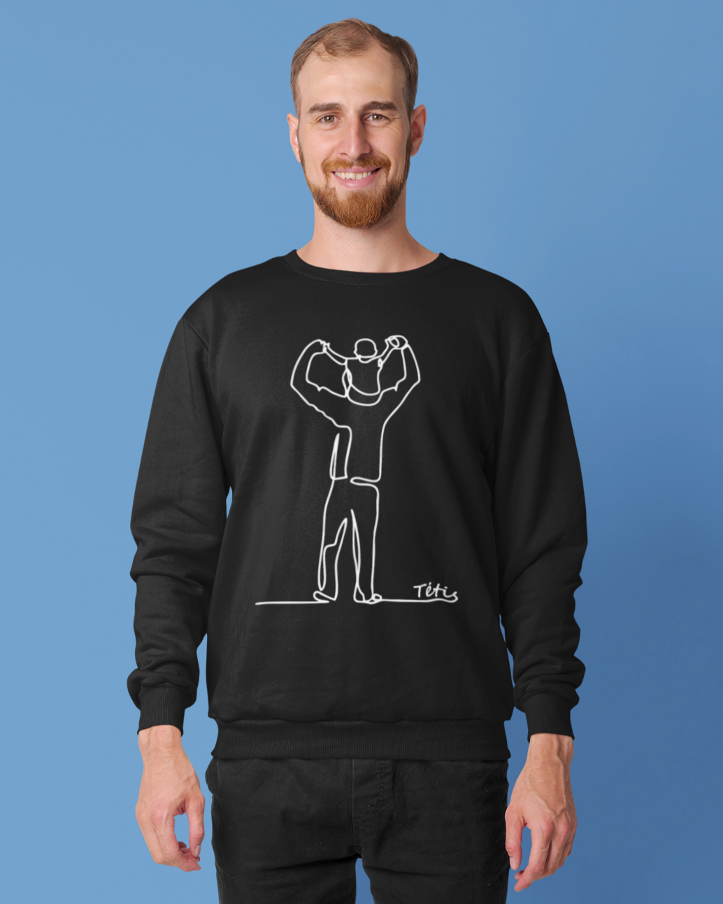 Vyras dėvi Tėvo dienos džemperį, ant kurio pavaizduoti linijinio stiliaus tėvo ir sūnaus siluetai bei užrašas „Tėtis".