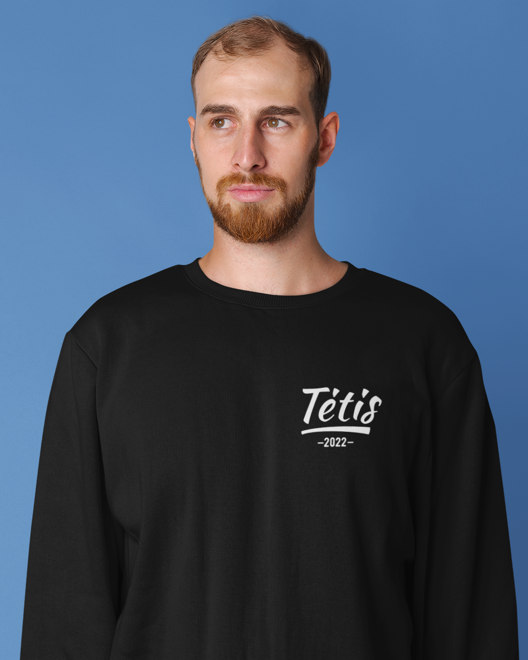 Vyras vilki juodą džemperį su baltu užrašu „Tėtis - 2022“, tai personalizuojamas dizainas, galima įrašyti norimus metus.