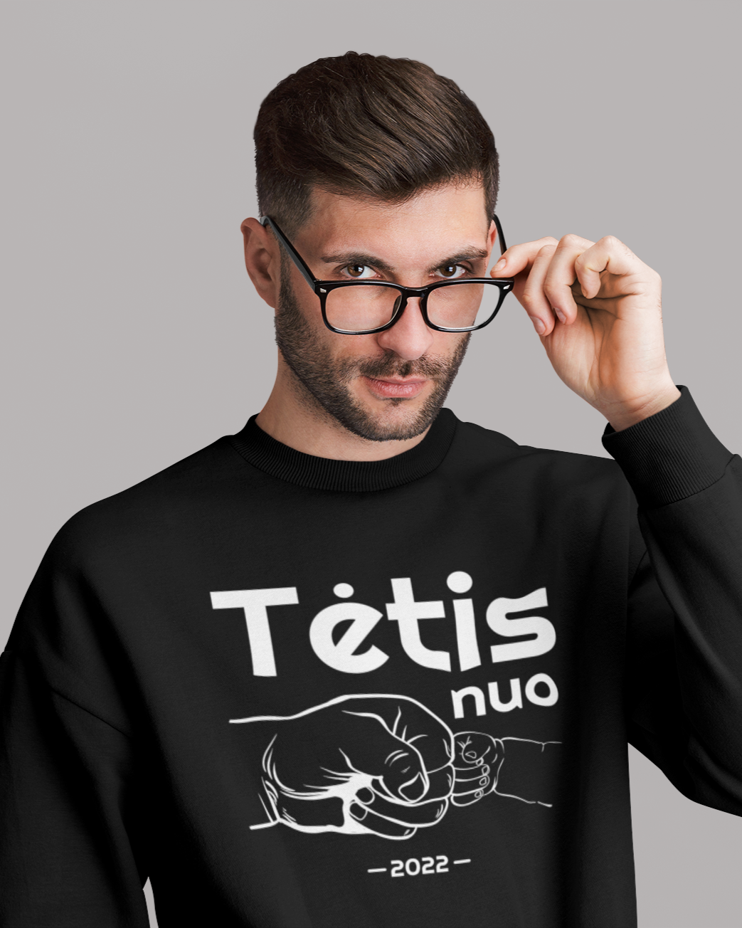 Vyras dėvi personalizuotą džemperį su tėčio ir vaiko suglaustų kumščių iliustacija ir užrašu „Tėtis nuo 2022“.