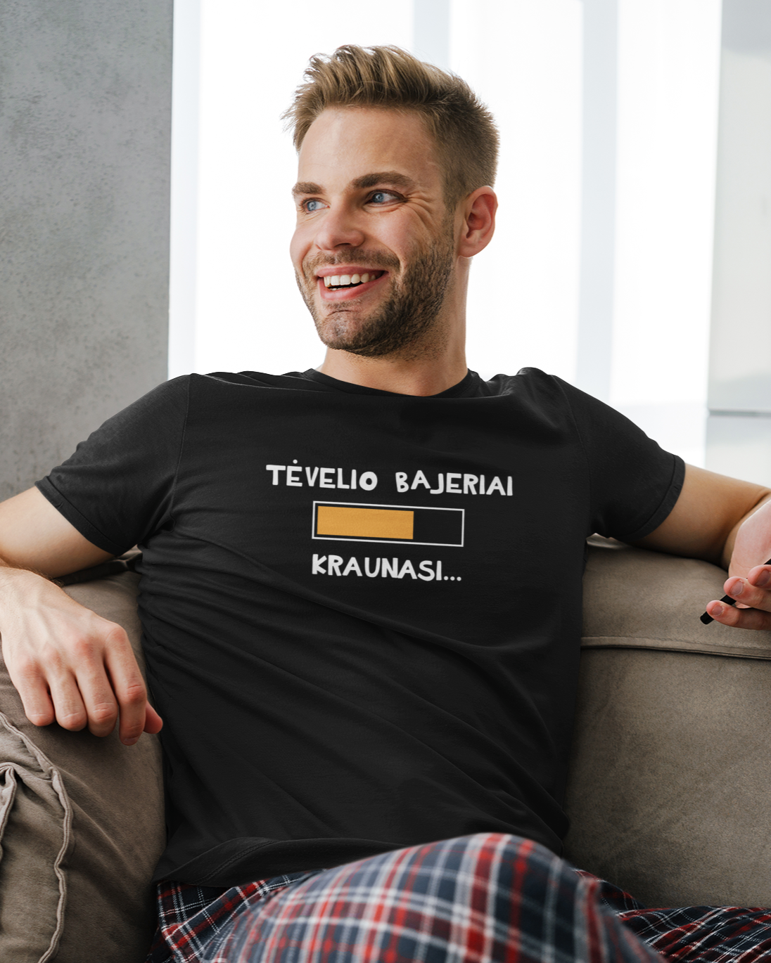 Vyras dėvi juodus marškinėlius su užrašu „Tėvelio bajeriai kraunasi“. Ideali Tėvo dienos ar tėčio gimtadienio dovana.