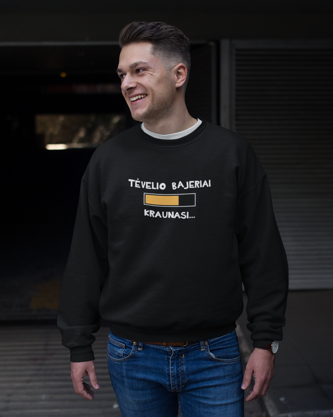 Vyras dėvi juodą džemperį su užrašu „Tėvelio bajeriai kraunasi“ - šilta ir smagi dovana tėčiui šaltajam metų laikui.