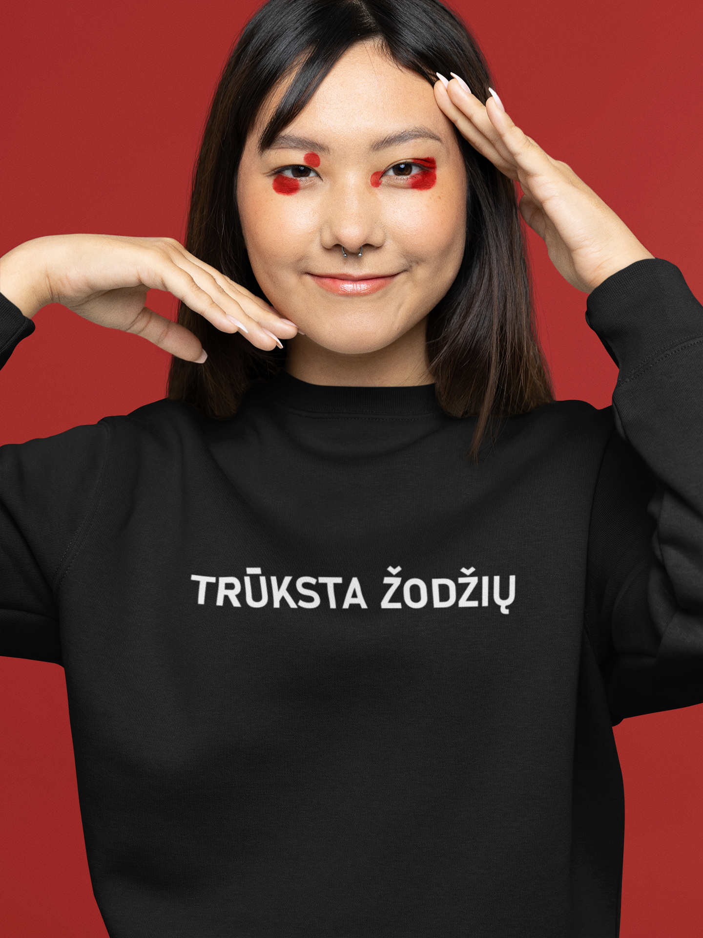 Modelis dėvi įprasto pasiuvimo juodos spalvos, lietuviškos tematikos džemperį su užrašu "Trūksta žodžių" krūtinės srityje.