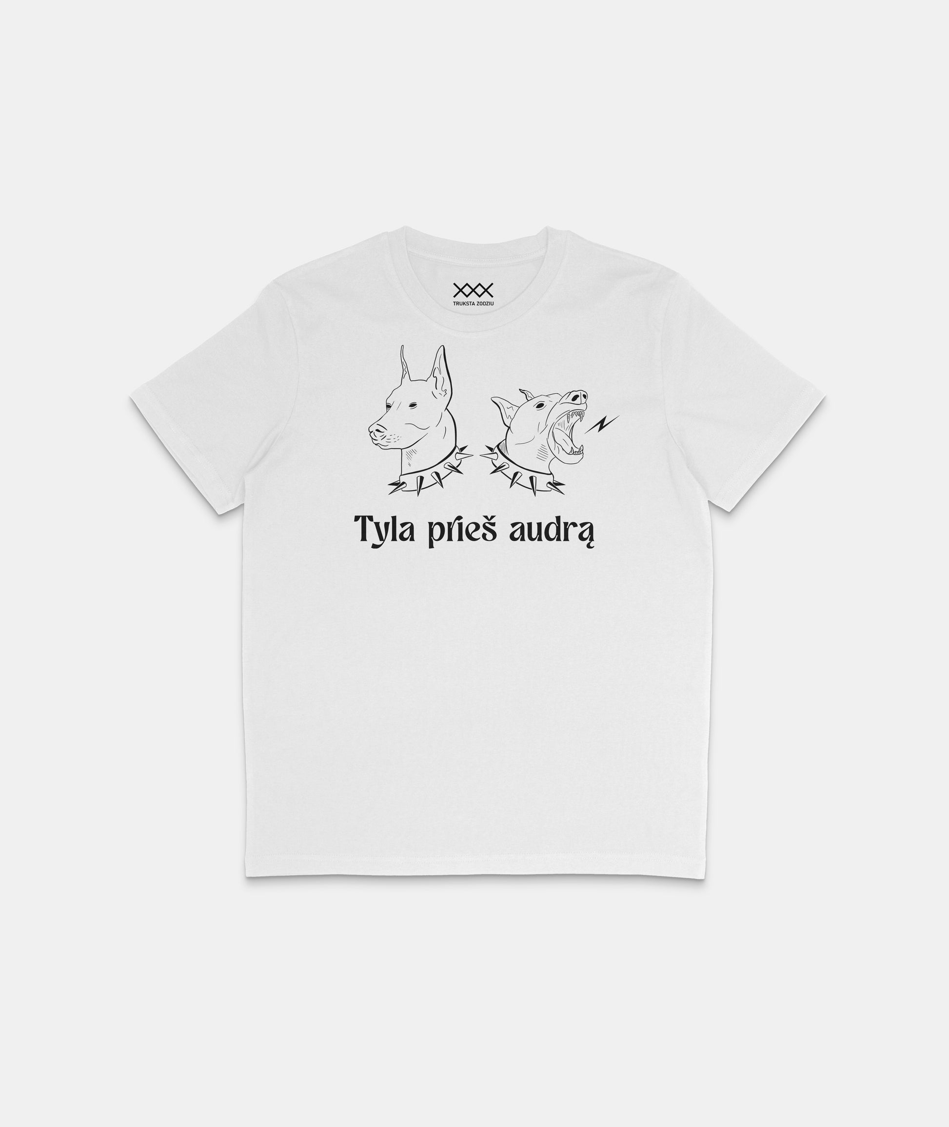 Balti marškinėliai su kontrastinga juoda iliustracija, vaizduojančia du šunis ir lietuvišku posakiu „Tyla prieš audrą“.