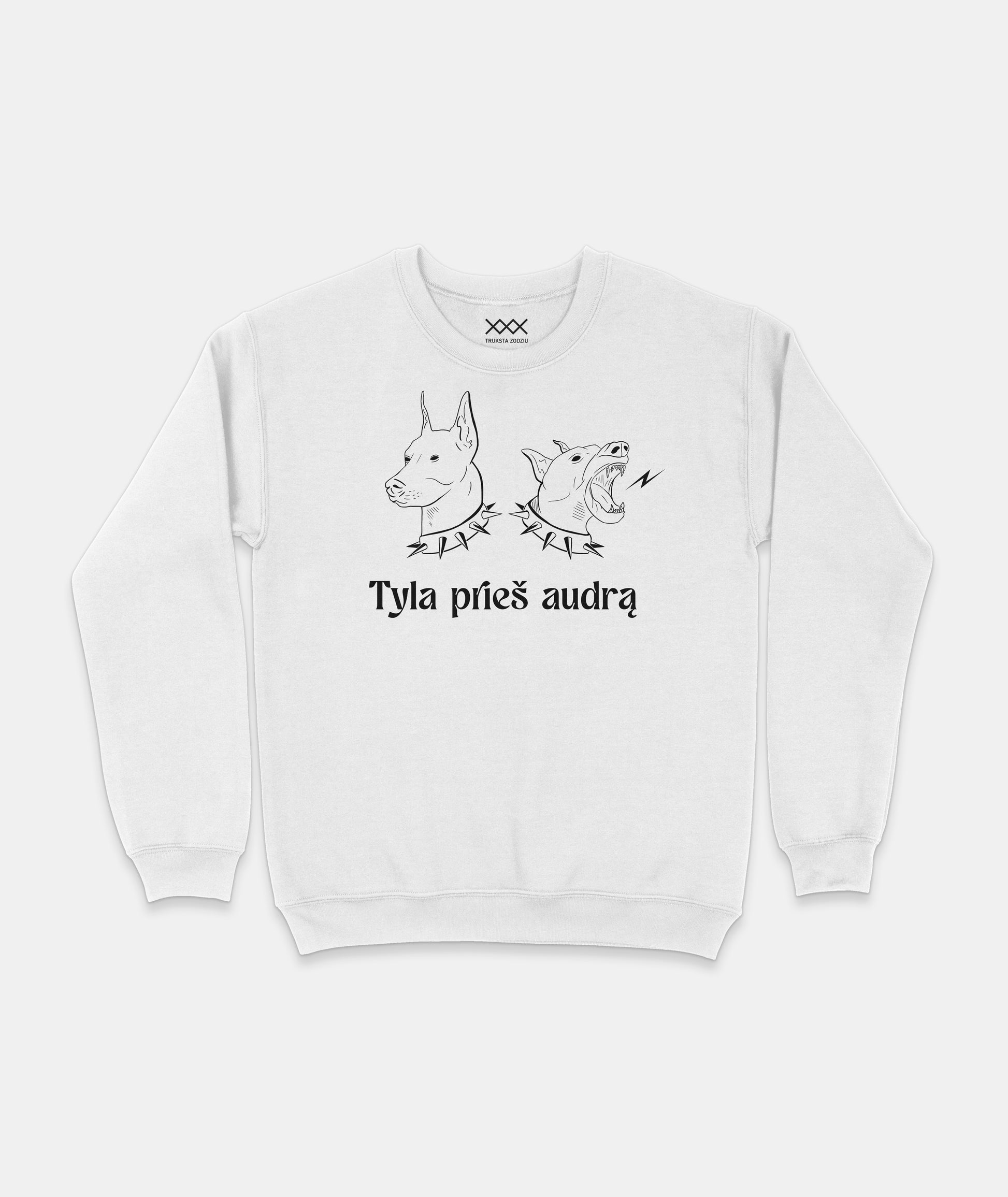 Baltas lietuviškas džemperis su dviem šunų galvų piešiniais, apjuostais spygliuota apykakle, ir užrašu „Tyla prieš audrą“