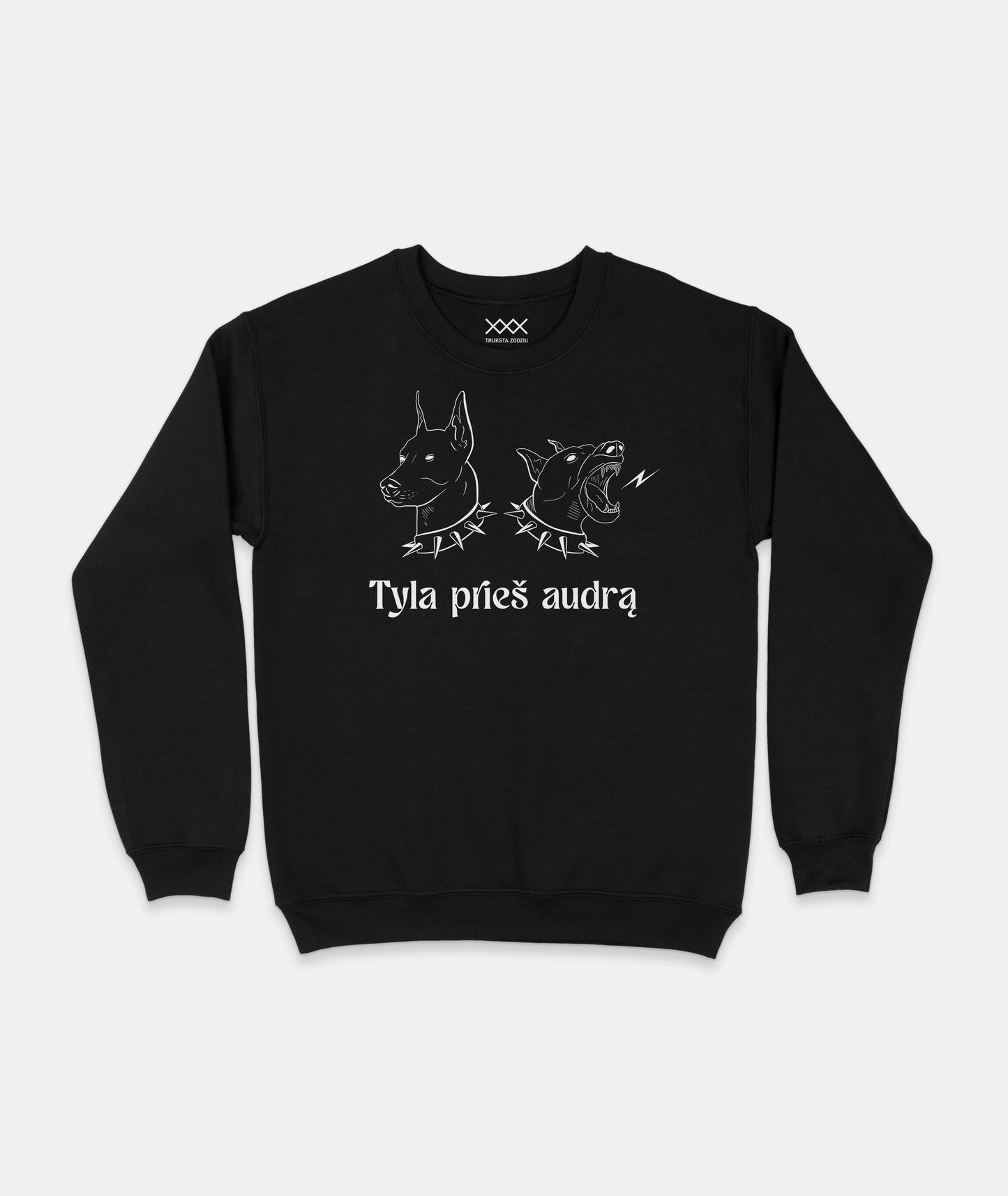 Juodas džemperis su stilizuotais šunų portretais – vienas ramus, kitas urzgiantis – ir lietuvišku posakiu „Tyla prieš audrą“.