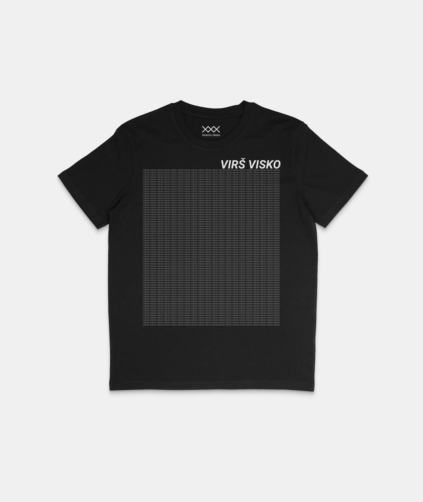 Lietuviški juodi marškinėliai su išryškintu užrašu "Virš visko" virš "viskas" užrašų, idealiai tinkantys gatvės stiliui.