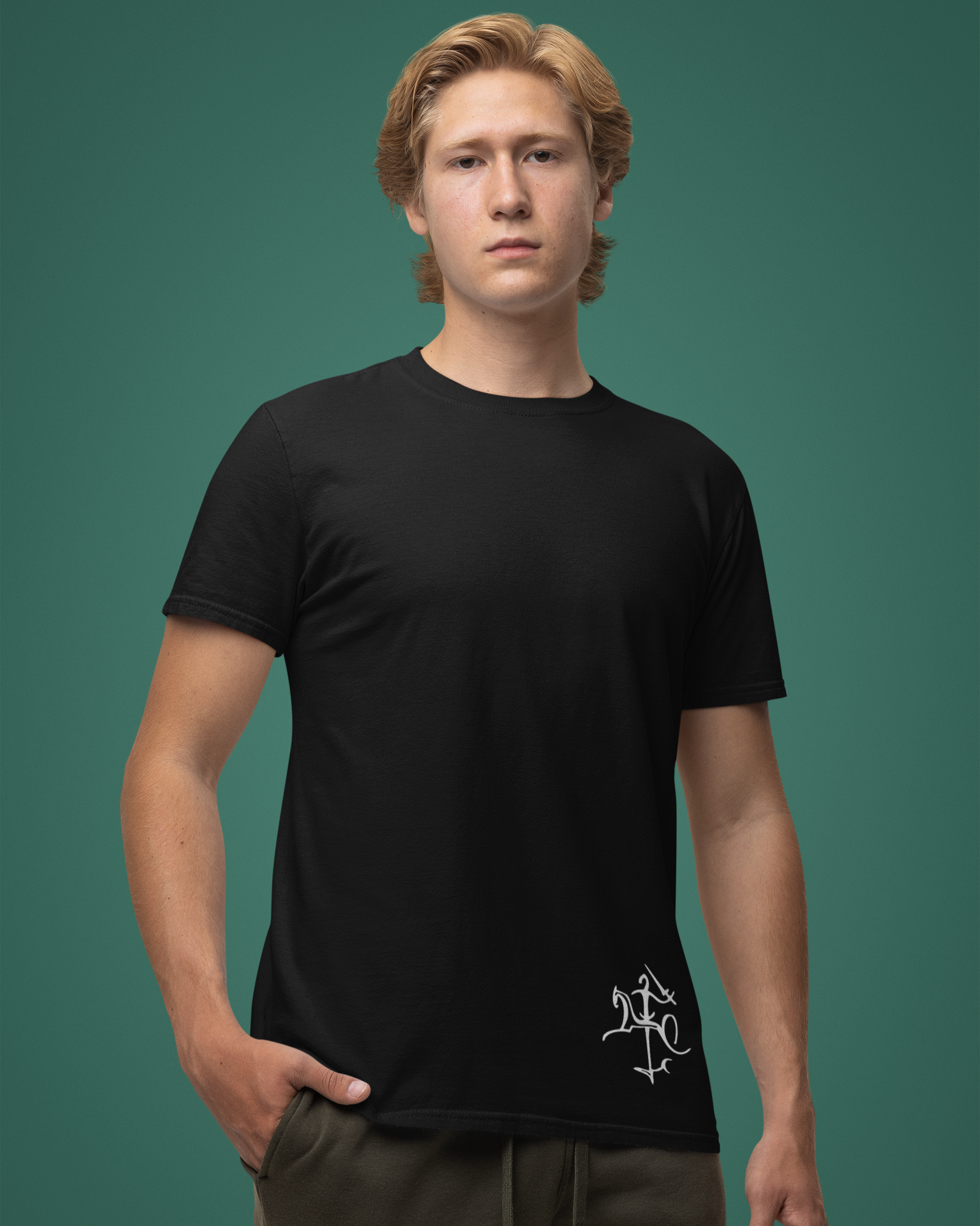 Modelis su juodais marškinėliais, kuriuos puošia stilizuotas Vytis kairėje apačioje – apranga patriotiškiems žmonėms.