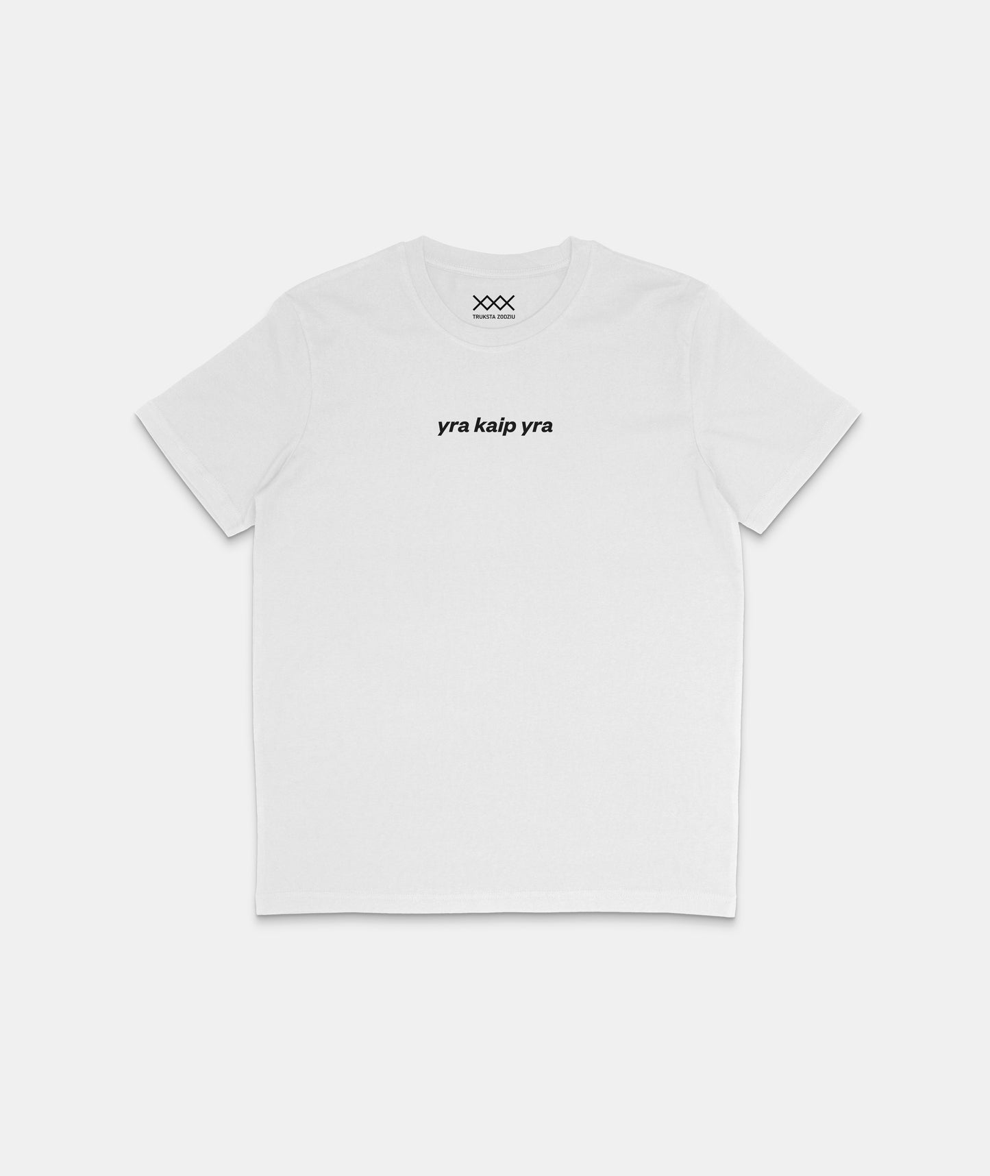 Balti marškinėliai su minimalistiniu užrašu „yra kaip yra“ – paprastumo ir lietuviško sarkazmo išraiška kasdieniam stiliui.