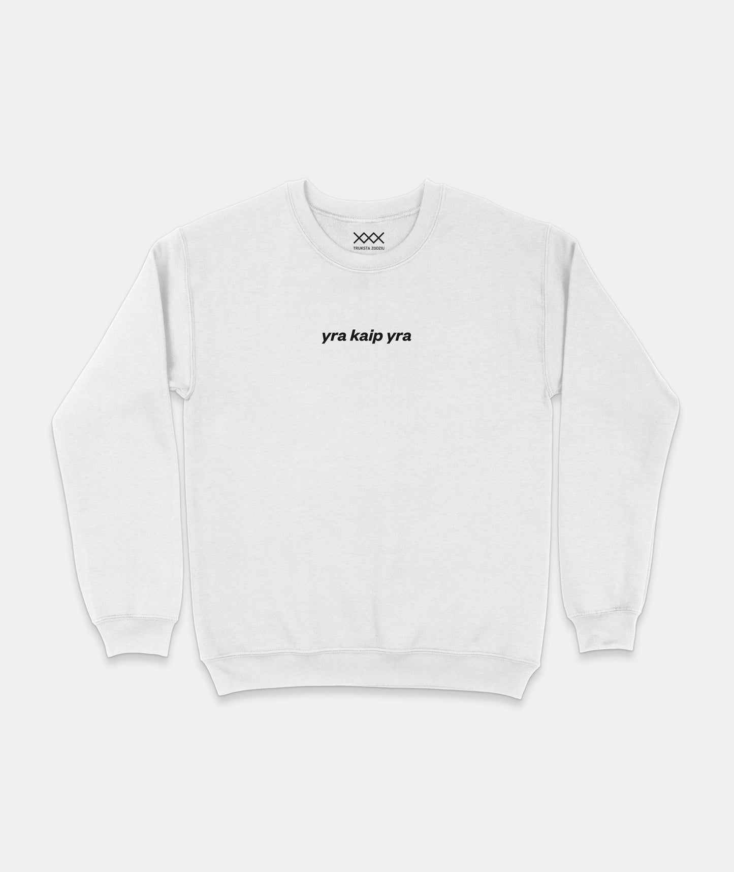 Baltas lietuviškas džemperis su fraze „yra kaip yra“ – subtili tautiška apranga, tinkanti tiek miestui, tiek namams.
