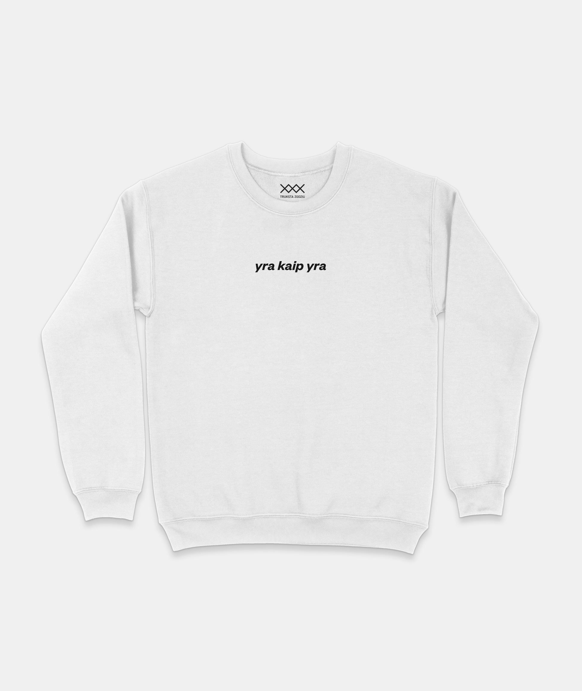 Baltas lietuviškas džemperis su fraze „yra kaip yra“ – subtili tautiška apranga, tinkanti tiek miestui, tiek namams.