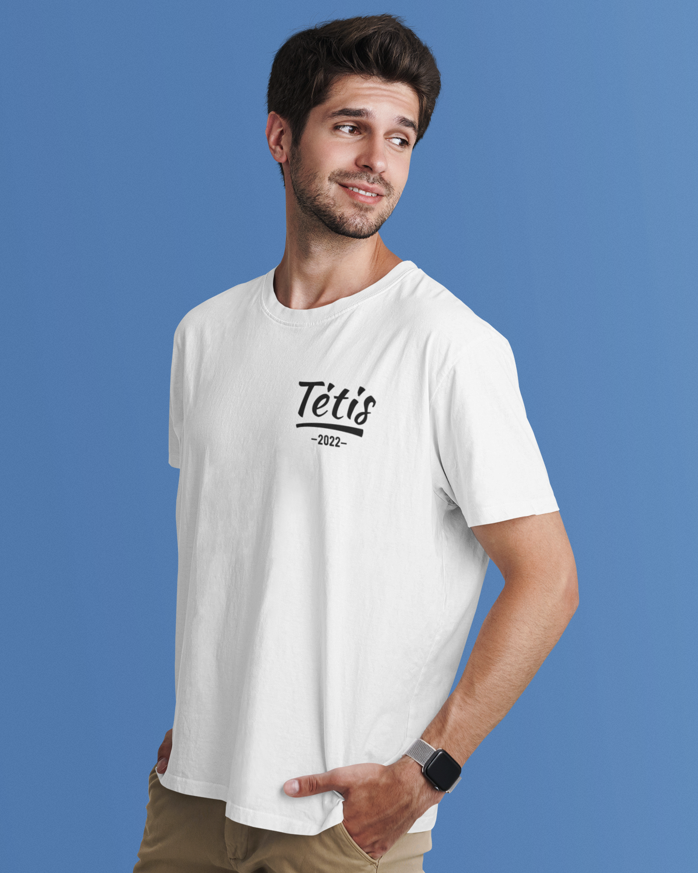 Jaunas vyras dėvi baltus marškinėlius su personalizuojamu užrašu „Tėtis – 2022“. Subtili dovana tėčiui pirmagimio proga.