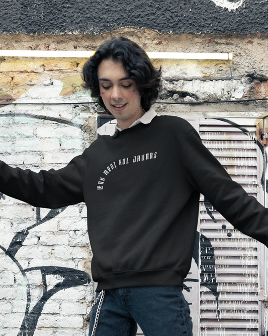 Pozuojantis modelis apsivilkęs šiuolaikišku jaunimo stiliaus juodu džemperiu su lietuvišku posakiu "Lenk medį kol jaunas"