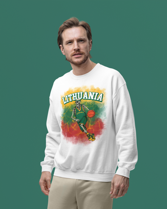 Modelis dėvi baltą lietuviškos atributikos džemperį su trispalvės fonu, ant jo skeletas-krepšininkas ir „Lithuania“ užrašas