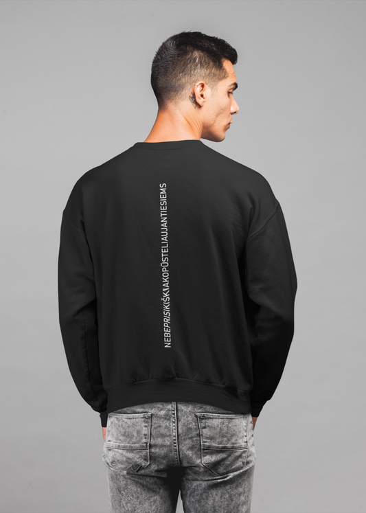 Vaikinas, nufotografuotas iš nugaros, dėvi juodą lietuvišką džemperį su ilgiausiu lietuvišku žodžiu, užrašytu vertikaliai