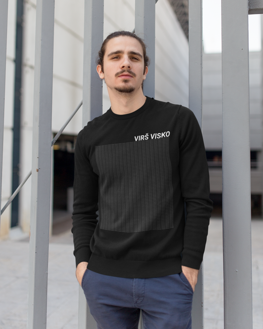 Jaunatviškas vyras dėvi juodą džemperį su lietuviškos tematikos tekstiniu dizainu ir lietuviška fraze "Virš visko".